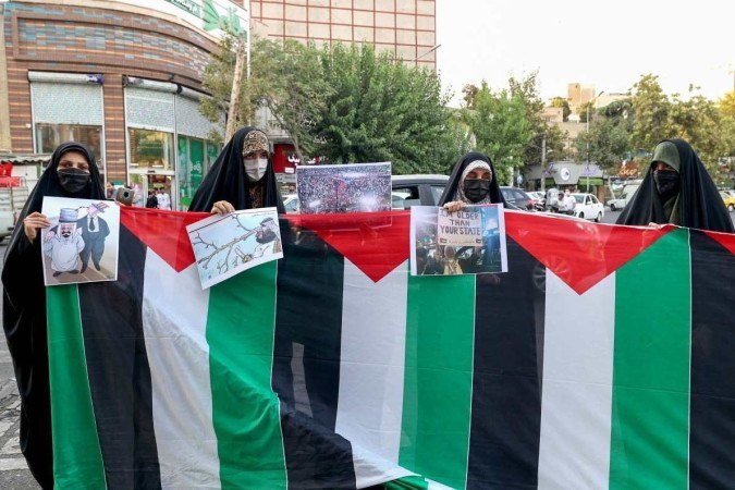 Estudantes iranianos protestam na capital Teerã, em 16 de julho de 2022, contra as visitas do presidente dos EUA a Israel e Arábia Saudita - (crédito: ATTA KENARE / AFP) Estudantes iranianos protestam na capital Teerã, em 16 de julho de 2022, contra as visitas do presidente dos EUA a Israel e Arábia Saudita - (crédito: ATTA KENARE / AFP)