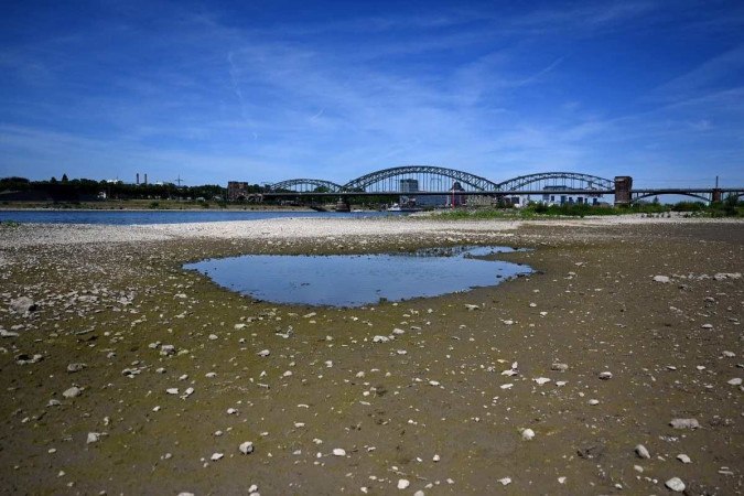 Poça no leito quase seco do Rio Reno, em Colônia, na Alemanha