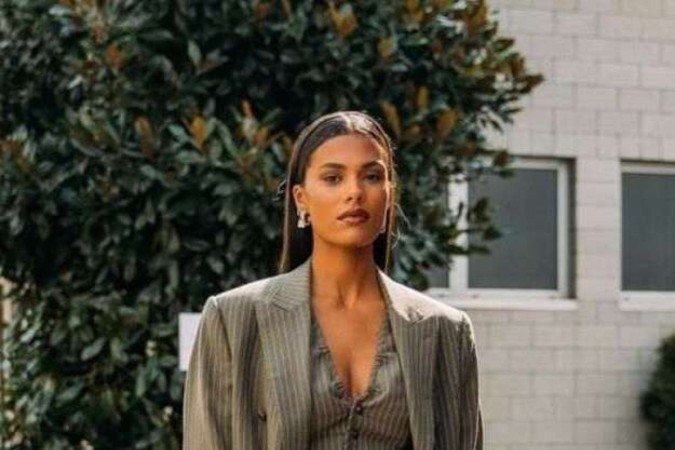 Aqui, três tendências: cropped, blazer e alfaiataria