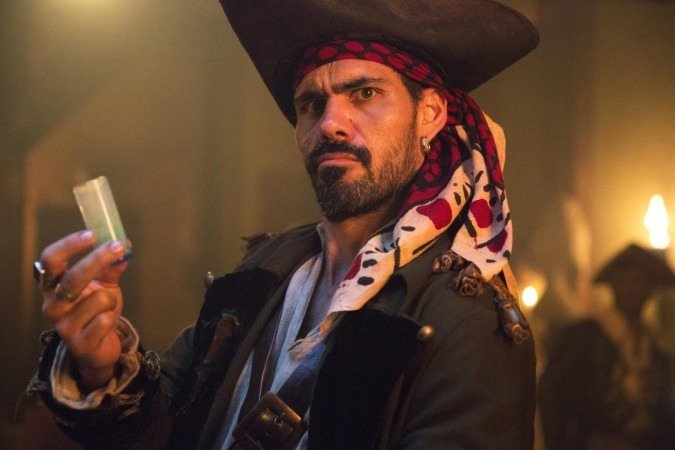 Juliano Cazarré interpreta o Pirata da Perna-de-Pau