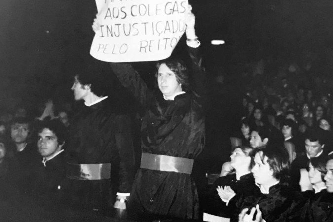 Um dos autores do livro UnB Anos 70 — Memória do Movimento Estudantil, Júlio Gregório, protesta contra a ditadura militar durante sua formatura na UnB