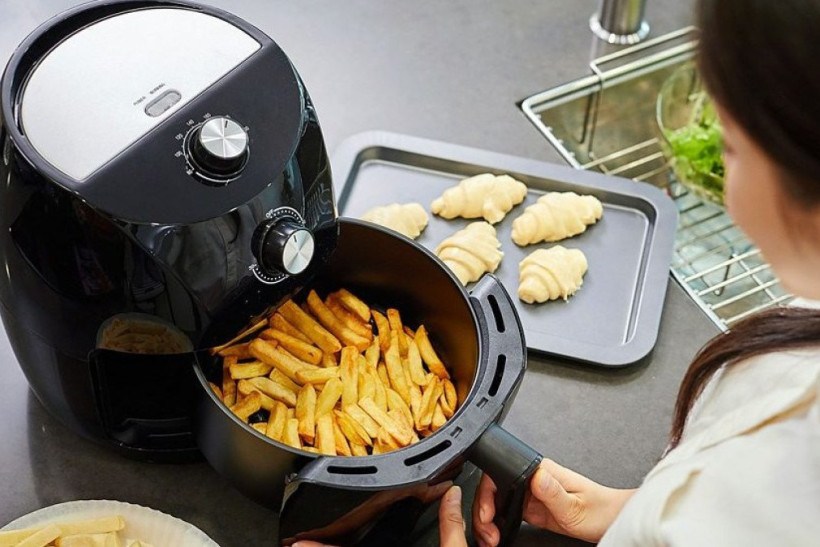 Air fryer: cozinhar com fritadeira elétrica é mais saudável e barato do que com forno?