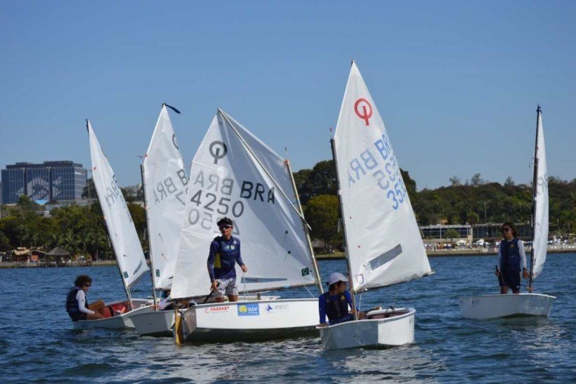 Jovens velejadores em ação no Lago Paranoá