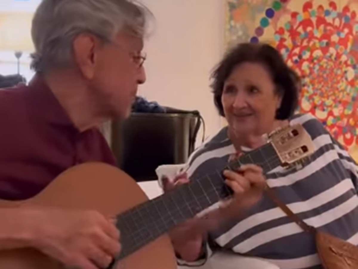 Déa Lúcia, mãe de Paulo Gustavo, canta bolero com Caetano Veloso