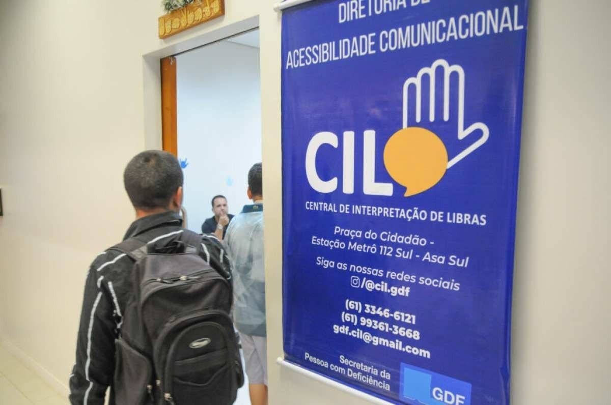 Central de Interpretação de Libras ajuda deficientes auditivos