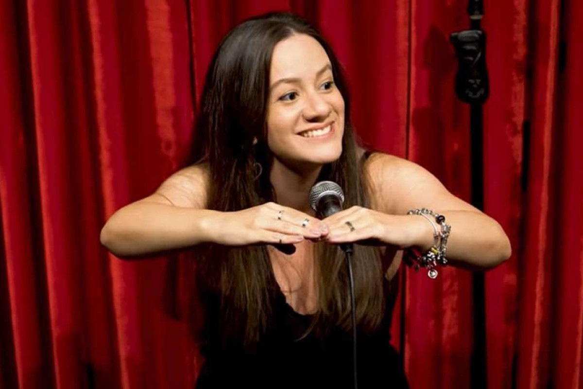 Pioneira no stand-up feminino, Criss Paiva se apresenta no DF neste sábado