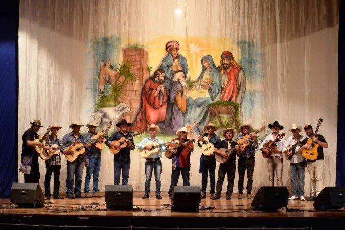 Os violeiros participam da folia popular