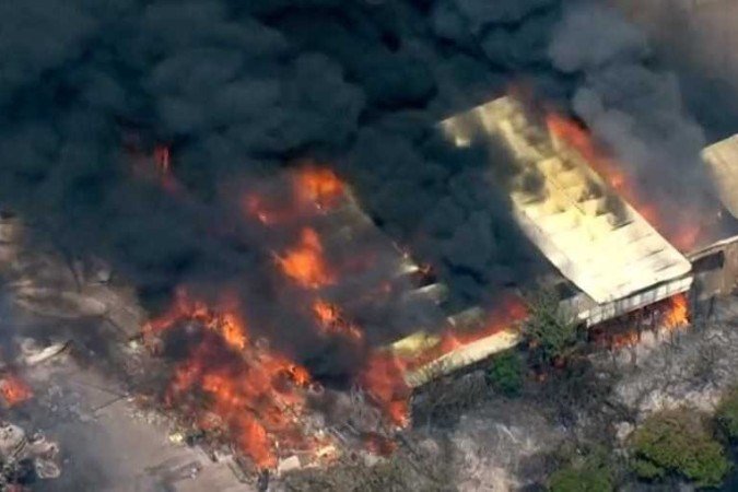 Em Wennington, o fogo se espalhou rapidamente... 