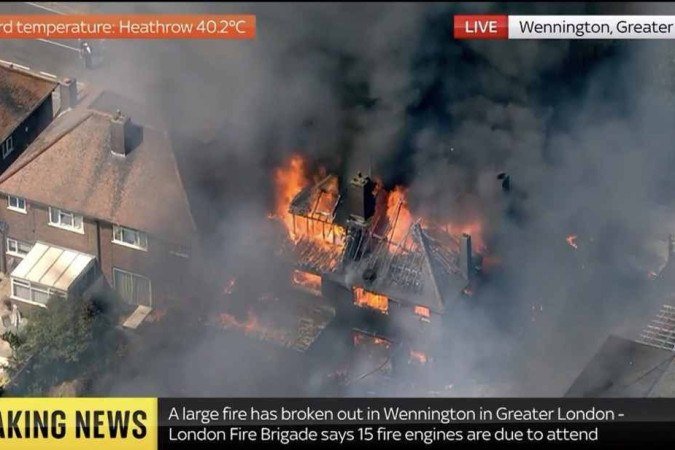 ...e destruiu pelo menos oito mansões e uma igreja 