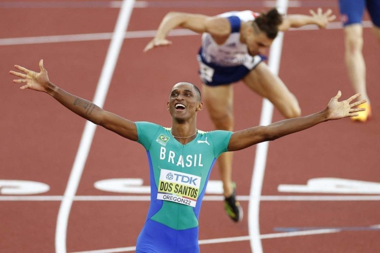 Alison dos Santos é campeão mundial dos 400 m com barreiras