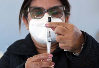 A vacina analisada é uma combinação do atual imunizante contra a covid-19, a Pfizer-BioNTech, com a vacina monovalente adaptada à ômicron -  (crédito: ED ALVES/CB/D.A.Press)