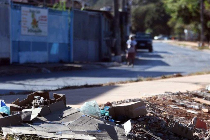  20/07/2022. Crédito: Ed Alves/CB/D.A Press. Brasil. Brasília - DF. Cidades. Entulho e lixo na região do Paranoá pode ocasionar o aumento de casos de dengue na região. 