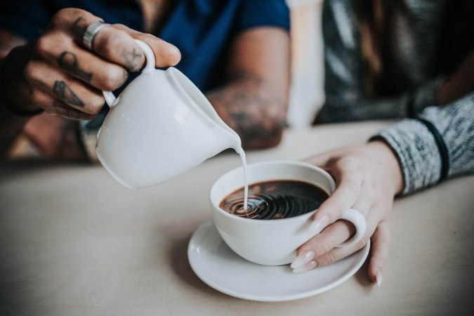 Tomar cafezinho antes de fazer compras pode ajudar a ser mais impulsivo