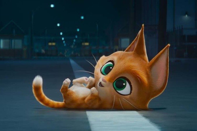 Aparentemente inofensiva, uma gatinha rouba a cena no filme de ação

      