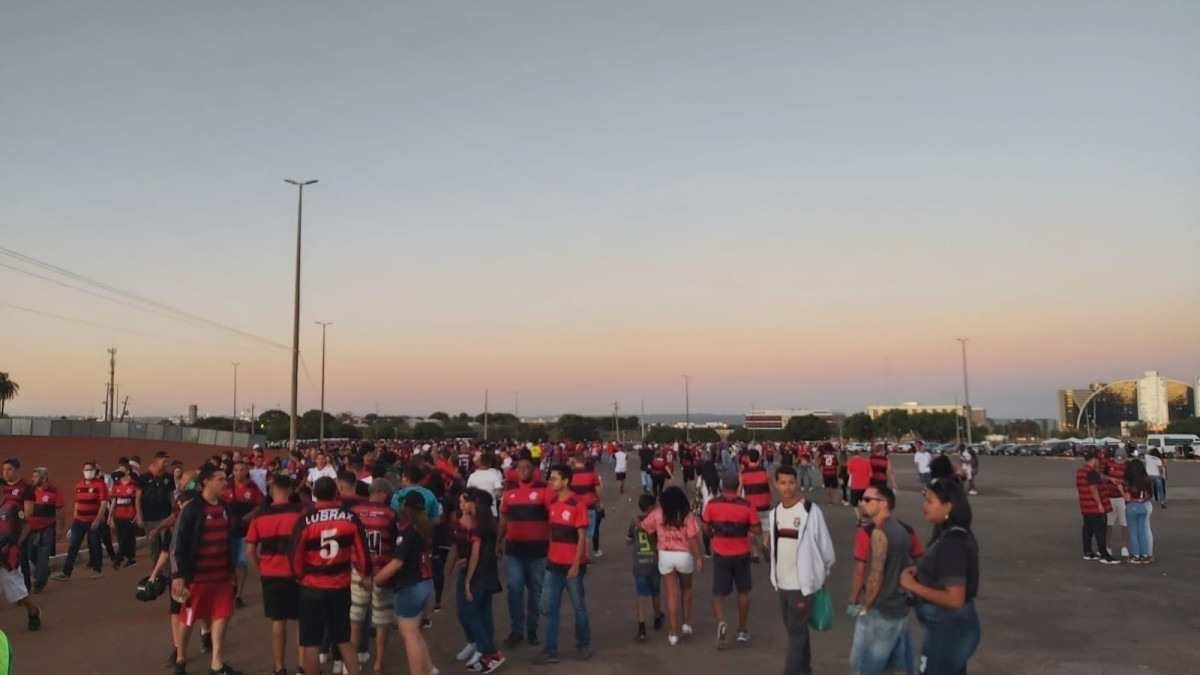 Flamengo x Juventude: cambistas agem livremente nos arredores do Mané 