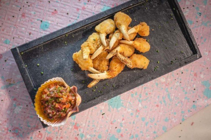 patinhas de caranguejo empanadas em panko e banhadas no catupiry com vinagrete picante do Venicce Beach Casa Conha