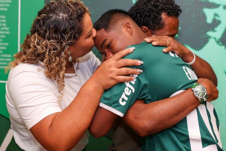  Assinatura do primeiro contrato profissional de Endrick, atacante da SE Palmeiras, na Academia de Futebol,  em S..o Paulo-SP. (Foto: Fabio Menotti)     