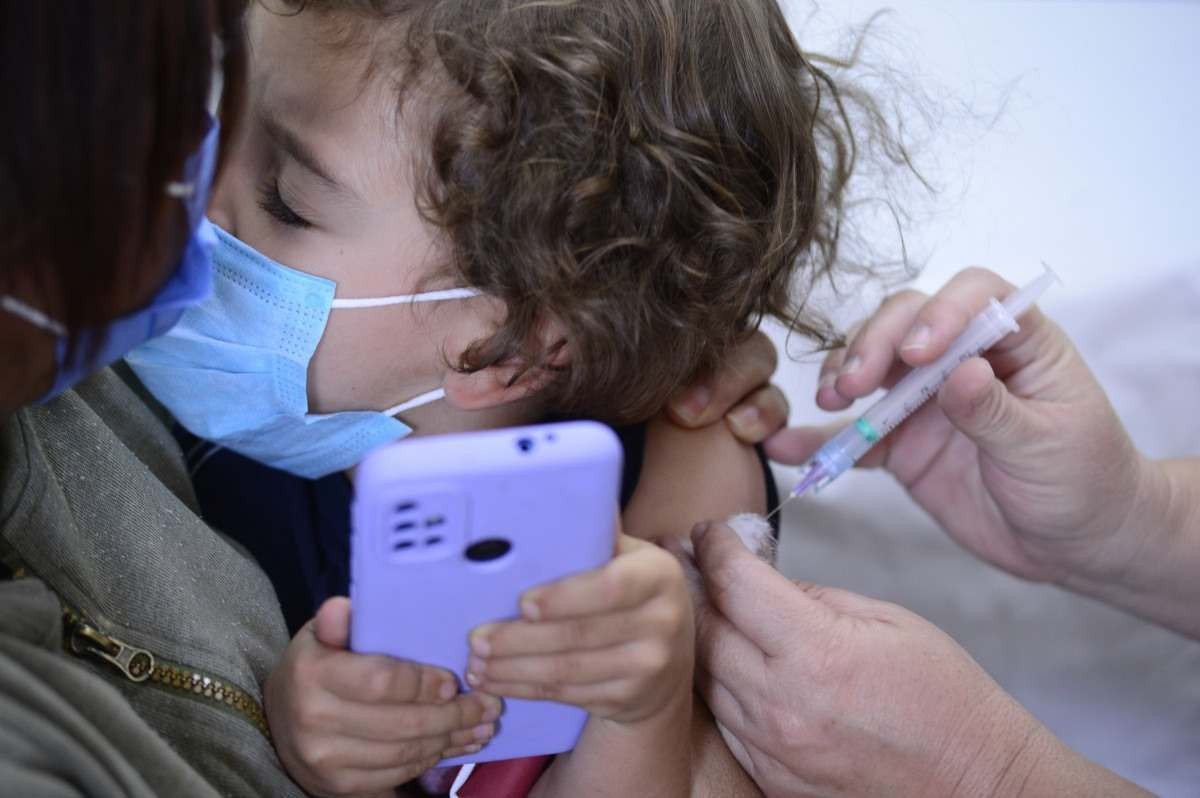 Saúde antecipa vacinação contra a gripe para crianças de 6 meses a 5 anos