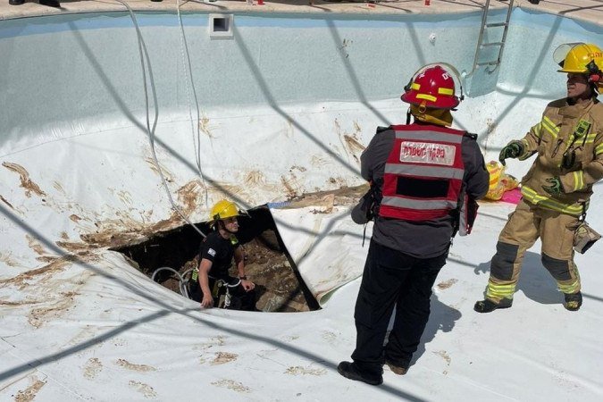 O buraco teria 13 metros de profundidade - (crédito: Israel Fire & Rescue Service) O buraco teria 13 metros de profundidade - (crédito: Israel Fire & Rescue Service)
