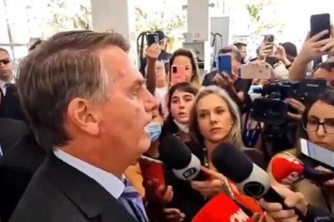 Presidente Jair Bolsonaro (PL) em entrevista coletiva nesta sexta-feira (22/7) - (crédito: Reprodução/Twitter)