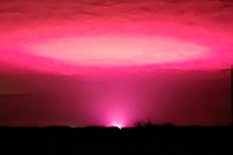 Clarão rosa no céu intriga cidade da Austrália e revela plantação secreta de maconha