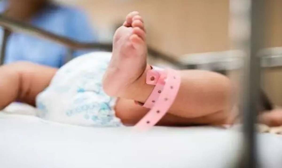 Bebê de 3 meses morre após suspeita de espancamento por babás em SC