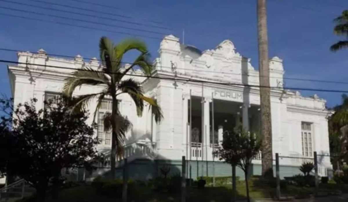 Homem que esquartejou mulher é condenado a 33 anos de cadeia