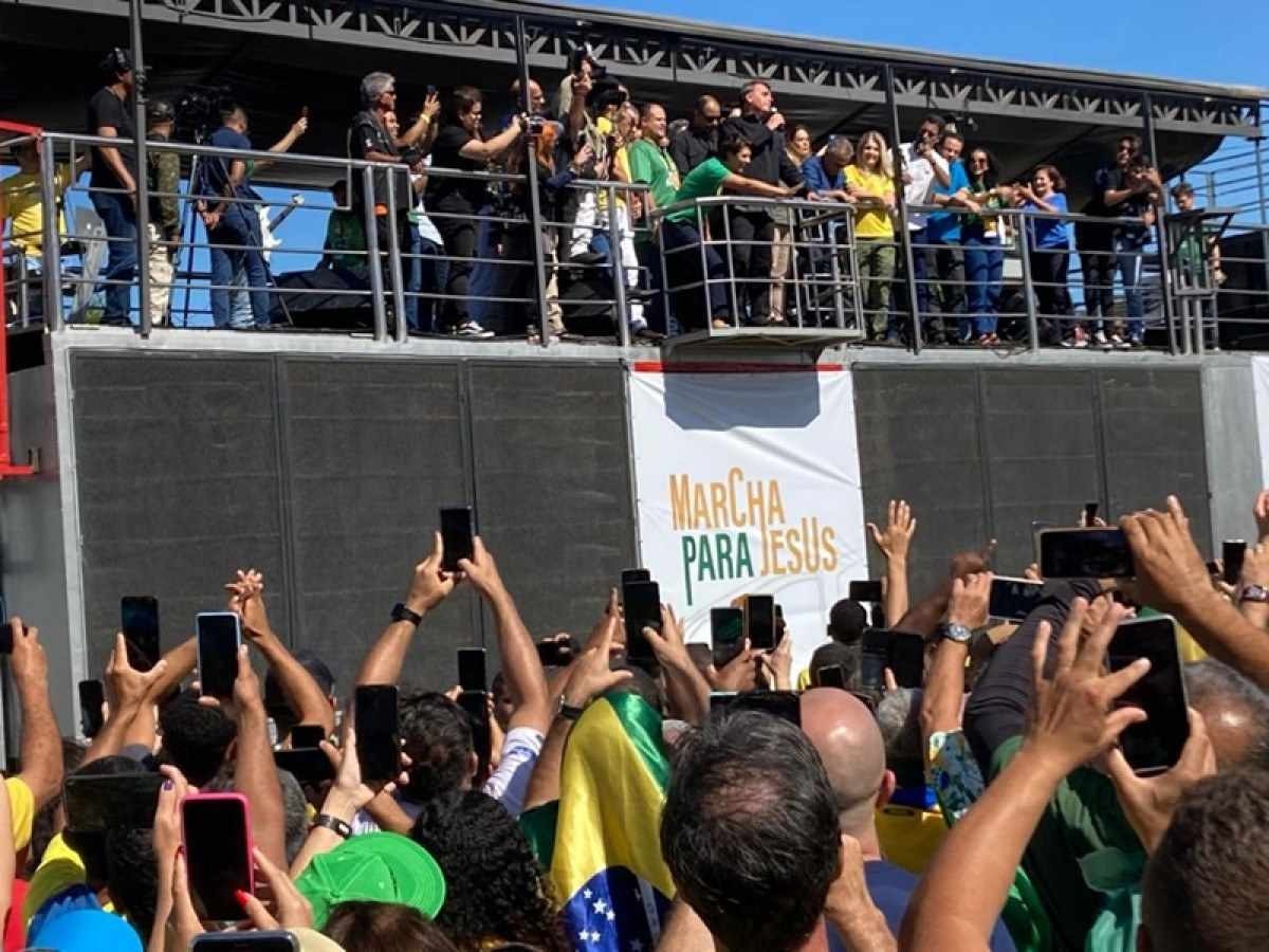 Com Michelle, Bolsonaro faz campanha na véspera da convenção do PL