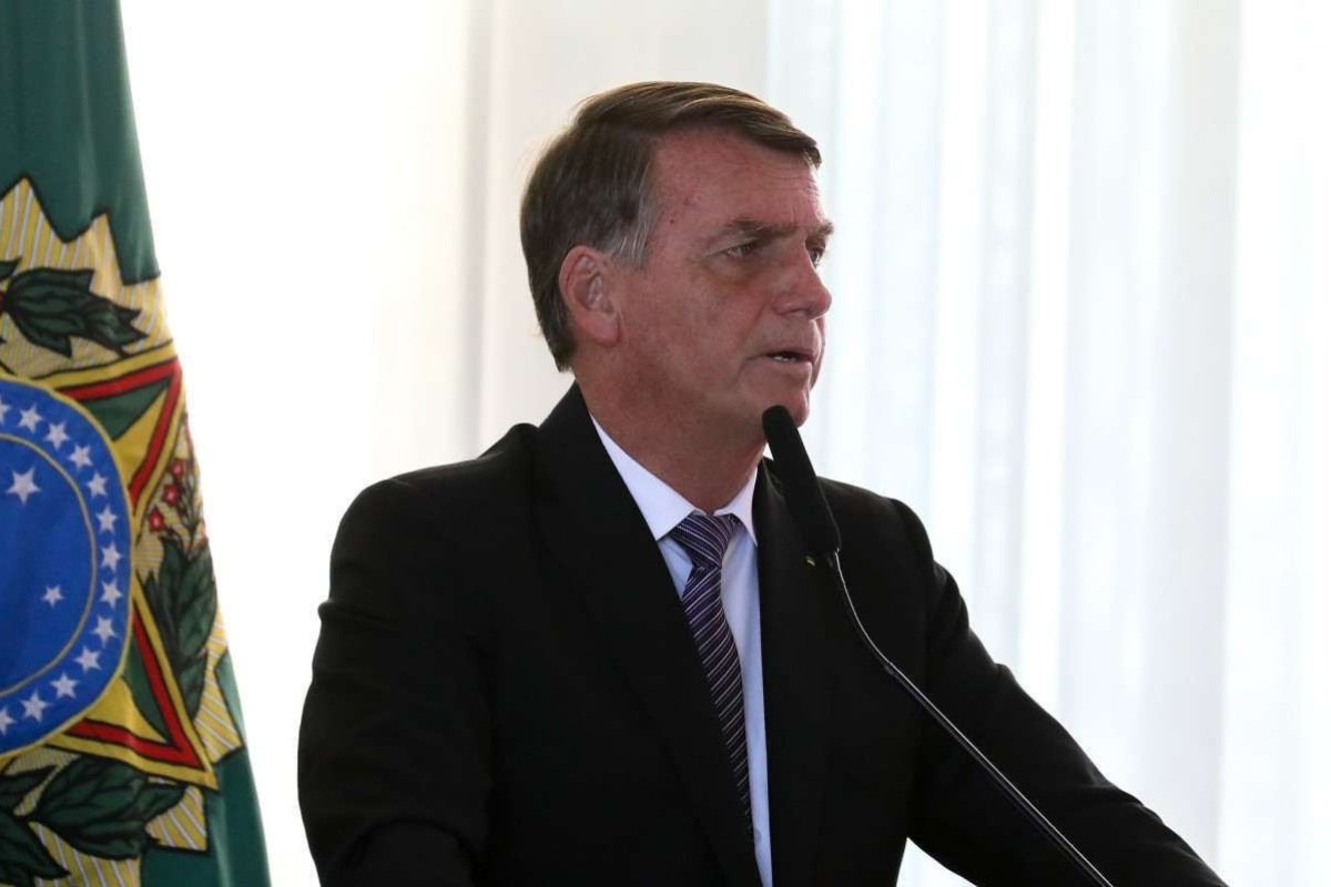 Laura Bolsonaro: Presidente diz participar pouco da educação da filha