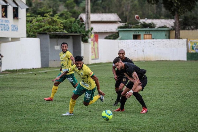 Lance do jogo entre Nova Venécia e Brasiliense pela Série D do Campeonato Brasileiro
