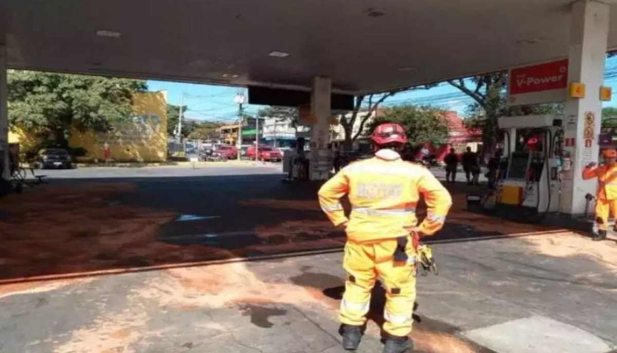 Homem surta, joga gasolina em carros e ateia fogo em posto de combustível