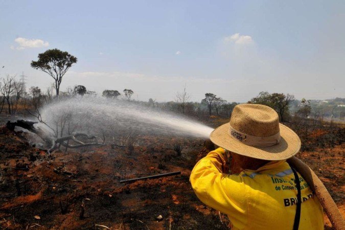 Tempo seco colabora para que incêndios em vegetações, de maior proporção, aconteçam.