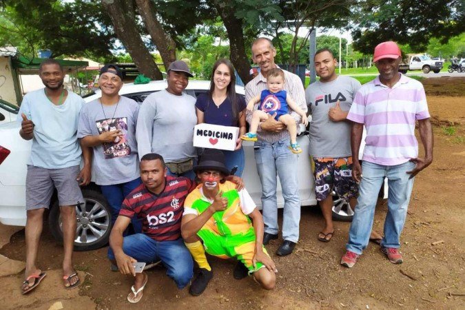 Jhene ao lado de colegas vendedores ambulantes -  (crédito: Arquivo pessoal)