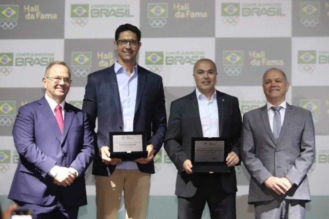 Gustavo Borges e Rogério Sampaio são homenageados pelo COB -  (crédito: William Lucas/COB)
