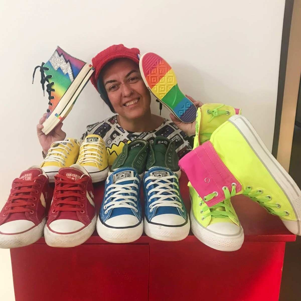 Luciene Carvalho with part of her All Star collection.  At the thrift store @lusaiudoarmario, you can check out other models from the brand