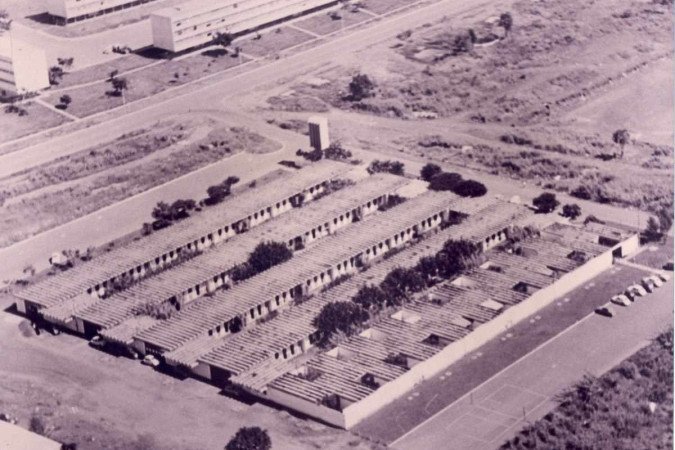 Vista de cima do Centro Integrado de Ensino Médio (CIEM), uma escola que revolucionou o ensino -  (crédito: Fotos: Livro CIEM: Uma escola para a vida/Divulgação)