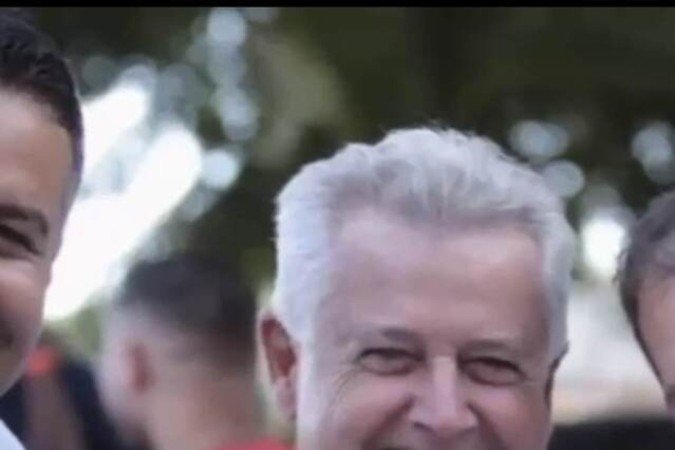  2022. Coluna Eixo Capital. Rodrigo Rollemberg na propaganda de campanha Ã© o Â?CabeÃ§a Branca.
      