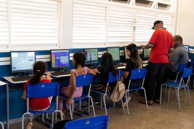 Students using the CEF Queima Lençol computer lab - (credit: Photographer Ivan Gadioli)
