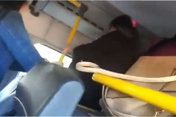 Passageira foi agredida por três mulheres dentro de um ônibus nesta quinta-feira (28/7) - (crédito: Reprodução)