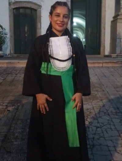 A estudante Paula Regina ap&oacute;s cola&ccedil;&atilde;o de grau na Universidade Salvador (Unifacs) 