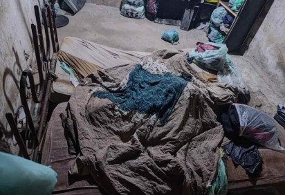 Ao entrarem na casa onde a mulher e os filhos estavam cativos, encontraram as camas sujas em que ficavam amarrados e repletas de trapos -  (crédito: PMRJ/AFP)