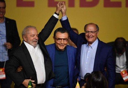 Lula com Carlos Siqueira e Geraldo Alckmin na convenção do PSB que oficializou o ex-governador paulista como vice na chapa petista -  (crédito:  Evaristo Sa/ AFP)