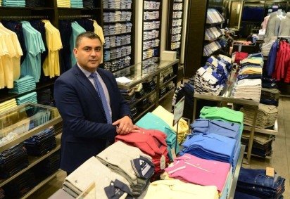 Nélio Rodrigo, 46 anos, gerente da Via Veneto do Taguatinga Shopping, espera alta de até 20% nas vendas -  (crédito:  Carlos Vieira/CB)