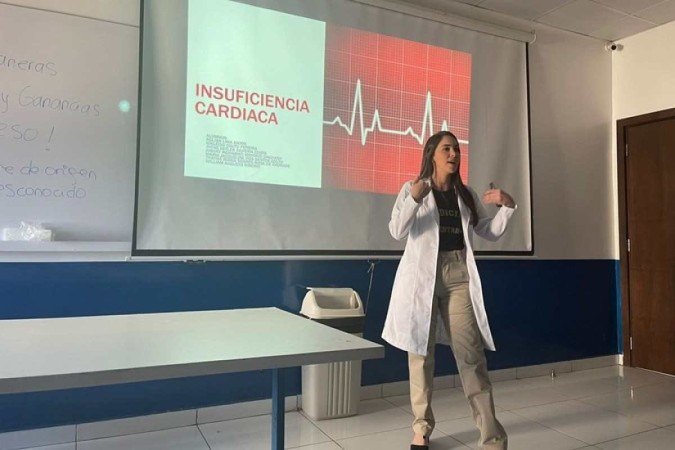 A estudante apresenta trabalho na faculdade