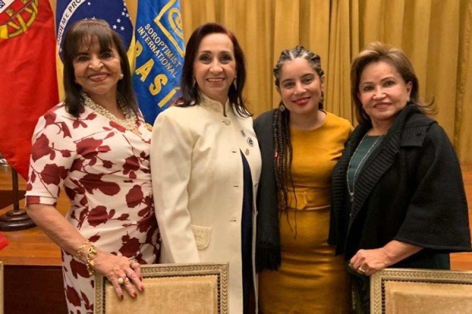 Paula comemora premiação internacional ao lado das diretoras da ONG Soroptmistas
 -  (crédito: Arquivo Pessoal)