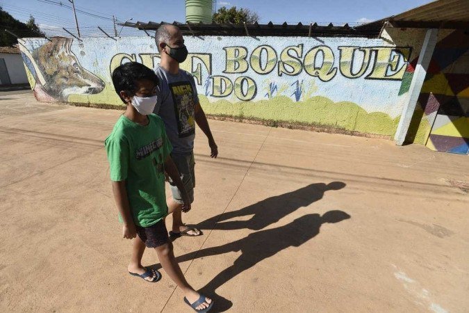  29/07/2022. Crédito: Minervino Júnior/CB/D.A Press. Brasil.  Brasilia - DF. Violência nas escolas. Centro de ensino fundamental do Bosque em São Sebastião. Pai Uriel Martinez, e seu filho Kariel Martinez.