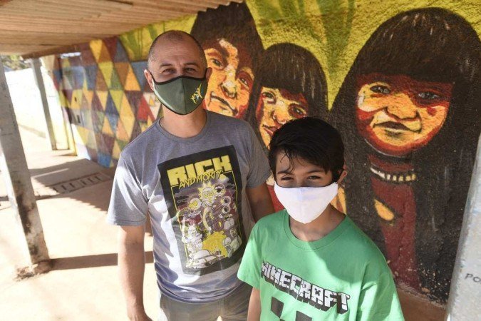 Uriel Martinez e seu filho Kariel, estudante do 7º ano no Centro de Ensino Fundamental do Bosque - (crédito: Minervino Júnior/CB/D.A.Press) Uriel Martinez e seu filho Kariel, estudante do 7º ano no Centro de Ensino Fundamental do Bosque - (crédito: Minervino Júnior/CB/D.A.Press)