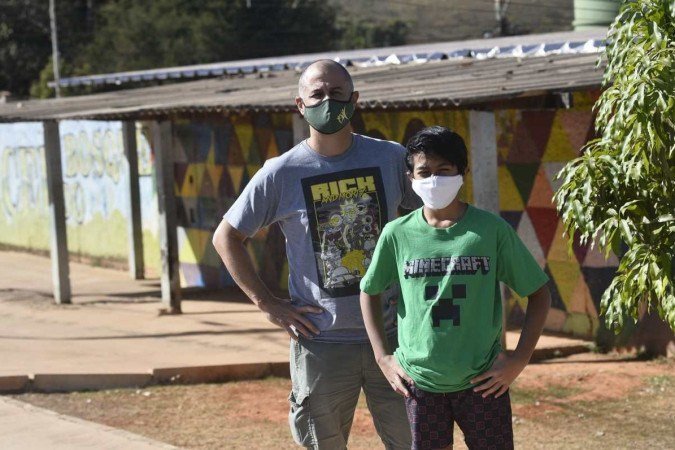  29/07/2022. Crédito: Minervino Júnior/CB/D.A Press. Brasil.  Brasilia - DF. Violência nas escolas. Centro de ensino fundamental do Bosque em São Sebastião. Pai Uriel Martinez, e seu filho Kariel Martinez.