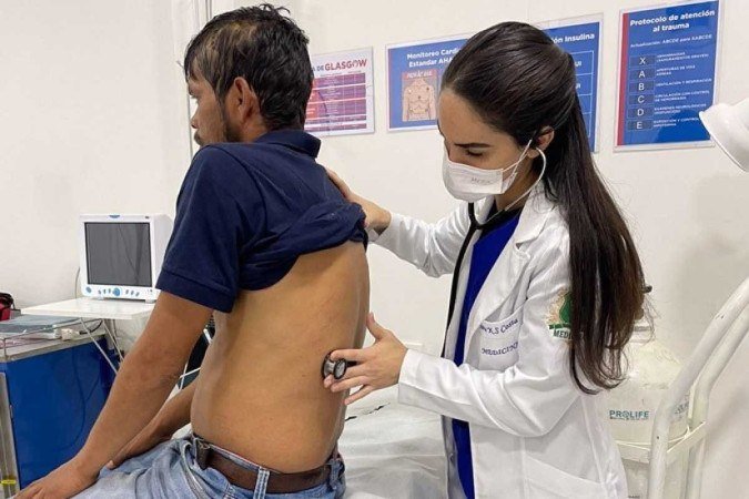 Jhene atende paciente durante aula pr&aacute;tica na faculdade de medicina