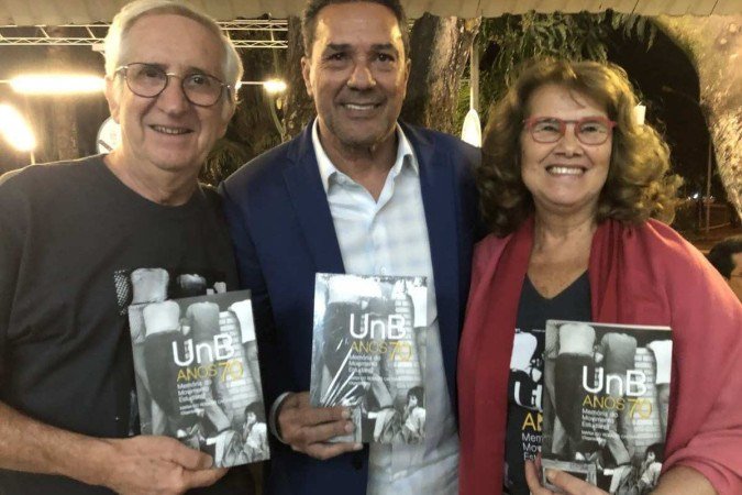 Júlio Gregório, o técnico de futebol Vanderlei Luxemburgo e Maria do Rosário Caetano, durante o lançamento do livro UnB Anos 70 — Memória do Movimento Estudantil, no bar Beirute